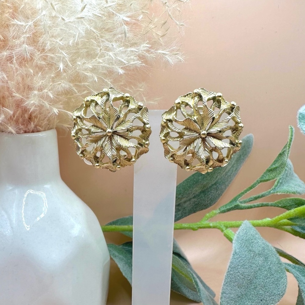 Vintage B.S.K stamped flower earrings